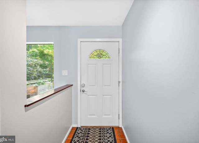 Photo of 10901 Crossview Dr, Great Falls, VA 22066