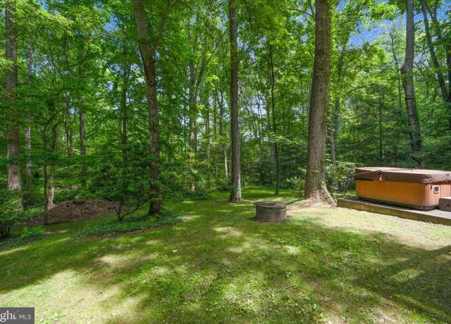 Photo of 10901 Crossview Dr, Great Falls, VA 22066