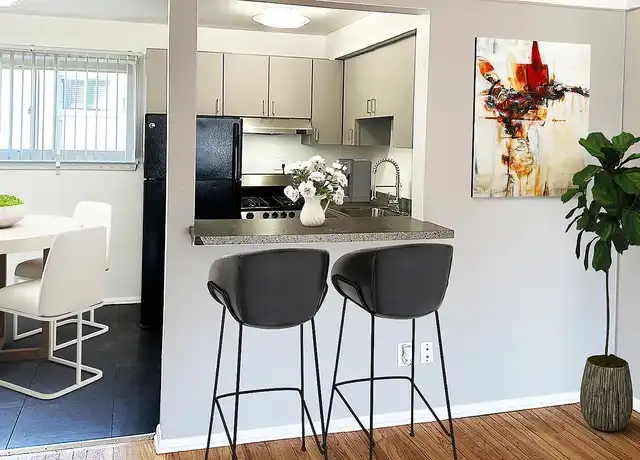 Property at Metropolitan 13 Flats - 4000 W 13 Mile Rd, Royal Oak, MI, 48073, 2 beds, 1 bath, [object Object]