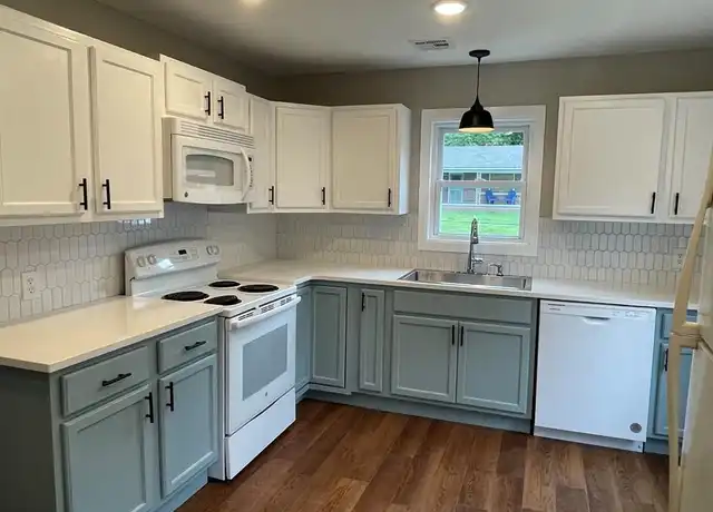 Property at 523 S Maple St, Siloam Springs, AR, 72761, 2 beds, 1 bath, [object Object]