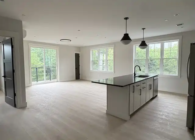 Property at 100 Plank St Unit 5, Bedford, MA, 01730, 1 bed, 1 bath, [object Object]