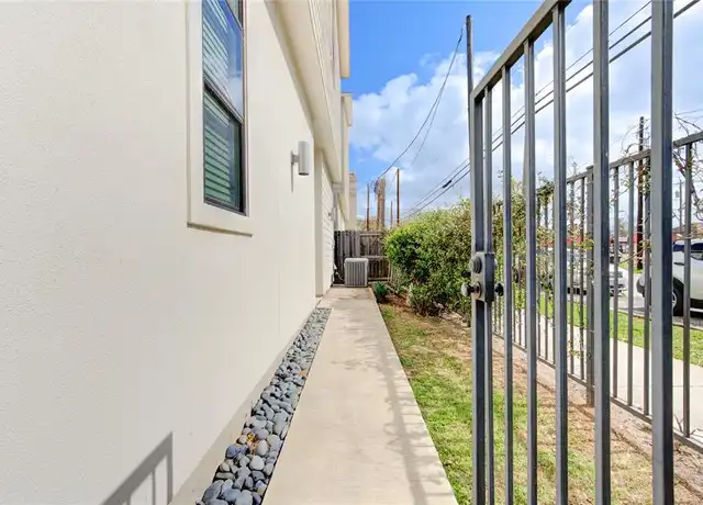 Property at 86 N Hutcheson St, Houston, TX, 77003, 3 beds, 2 baths, [object Object]