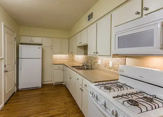 Property at Midtowner Apartments - 199 S McLean Blvd, Memphis, TN, 38104, 2 beds, 1 bath, [object Object]