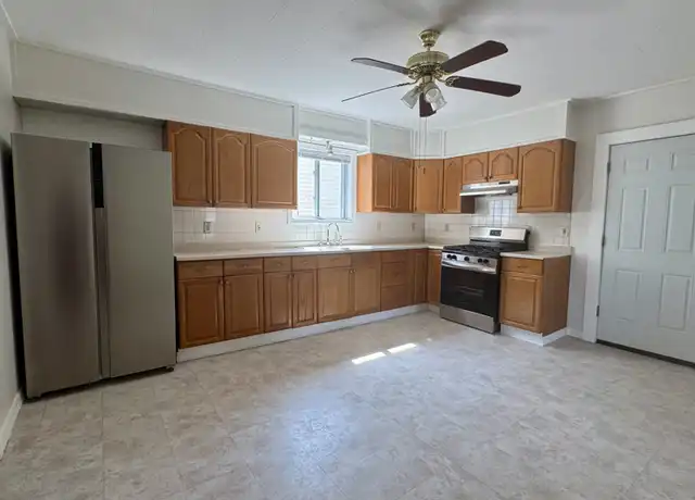 Property at 49 Middlesex St Unit 2nd Floor, Fall River, MA, 02723, 3 beds, 1 bath, [object Object]