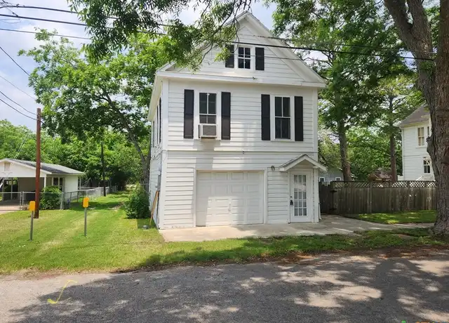 Property at 102 Duke St, Yoakum, TX, 77995, 2 beds, 1 bath, [object Object]