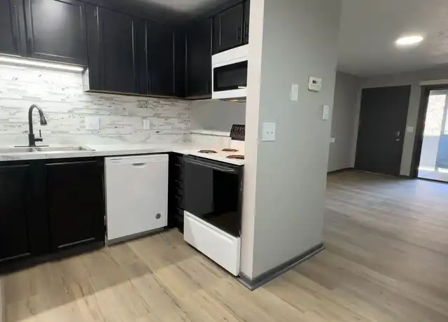 Property at 1121 N 28th St Unit 8, Lincoln, NE, 68503, 1 bed, 1 bath, [object Object]
