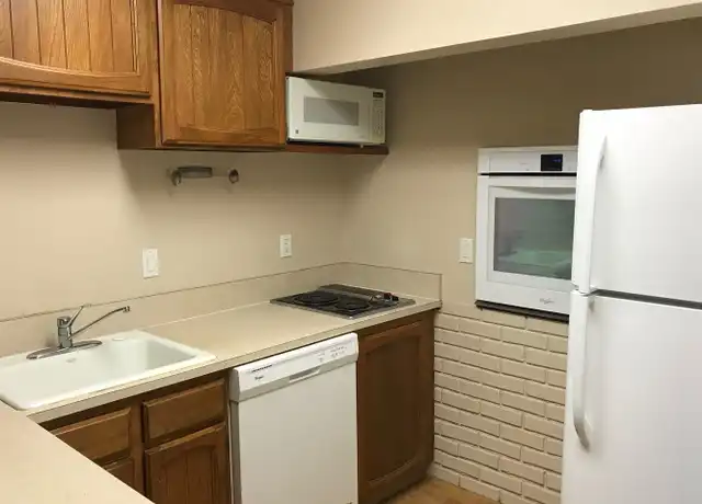 Property at Contemporary 1 - & 2-bedroom apartment homes with lush greenery views! - 1900 SW Roxbury Ave, Portland, OR, 97225, 1 bed, 1 bath, [object Object]
