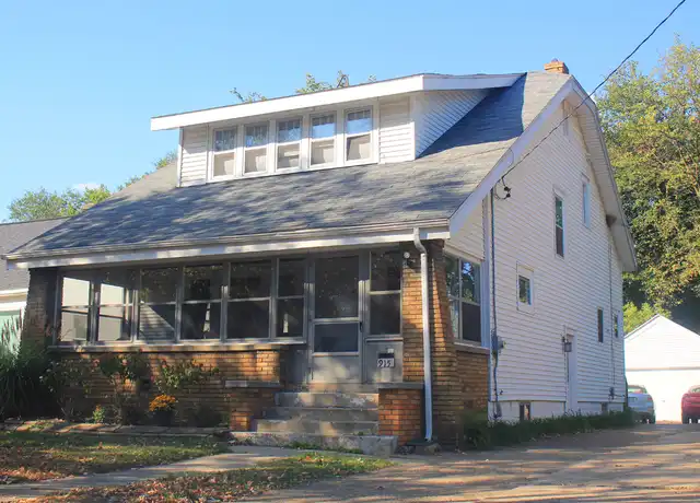 Property at 915 Veto St NW, Grand Rapids, MI, 49504, 5 beds, 2.5 baths, [object Object]