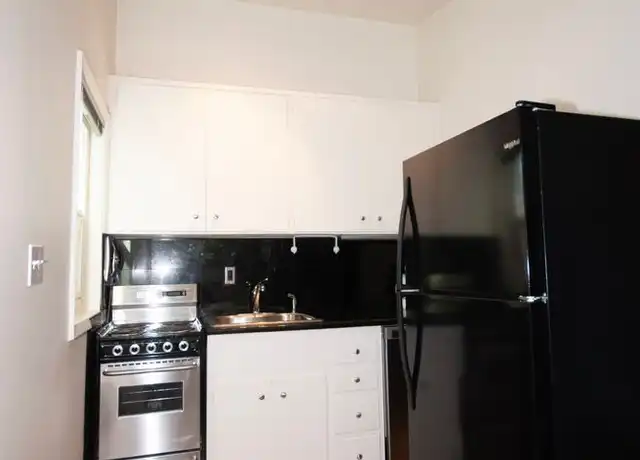 Property at Broadmoor Manor (112) - 3232 E Madison St, Seattle, WA, 98112, 1 bed, 1 bath, [object Object]