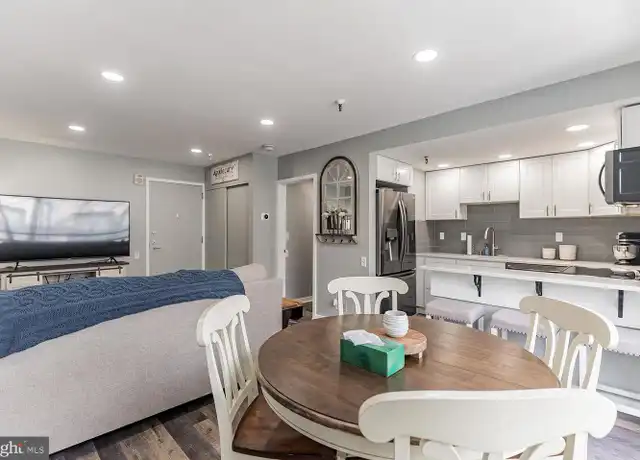 Property at 3 S Christopher Columbus Blvd Unit MD306, Philadelphia, PA, 19106, 1 bed, 1 bath, [object Object]