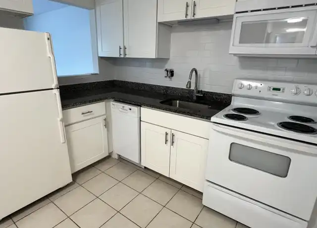 Property at 900 Lexington St Unit 2-8, Waltham, MA, 02452, 1 bed, 1 bath, [object Object]