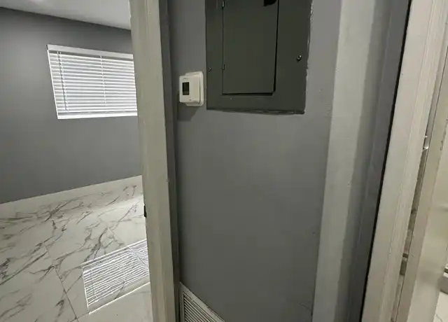 Property at 810 NW 40th St Unit 3, Oakland Park, FL, 33309, 1 bed, 1 bath, [object Object]