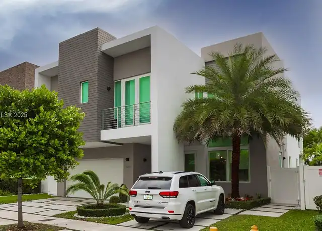 Property at 10561 NW 68th Ter, Doral, FL, 33178, 5 beds, 5.5 baths, [object Object]