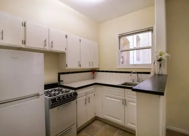 Property at The Benson Apartments - 915 NW 20th Ave, Portland, OR, 97209, 1 bed, 1 bath, [object Object]