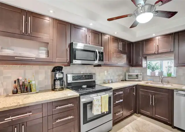 Property at 9410 N Hollybrook Lake Dr #102, Pembroke Pines, FL, 33025, 2 beds, 2 baths, [object Object]