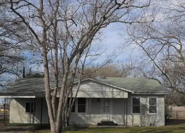 Property at 1409 W San Antonio St, Lockhart, TX, 78644, 3 beds, 1 bath, [object Object]