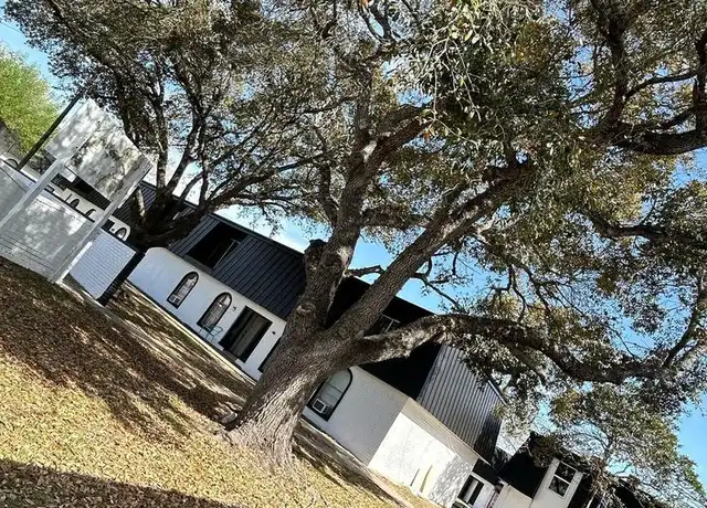 Property at 1200 E Houston St, Beeville, TX, 78102, 1 bed, 1 bath, [object Object]