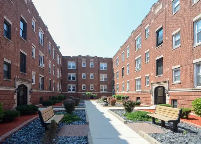 Property at 647 W Oakdale Ave Unit 3, Chicago, IL, 60657, 3 beds, 1 bath, [object Object]