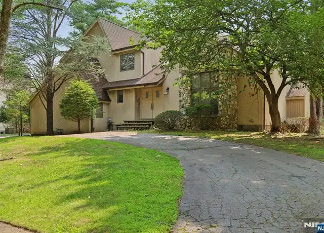 Property at 33 Brodil Ct, Closter, NJ, 07624, 4 beds, 3.5 baths, [object Object]