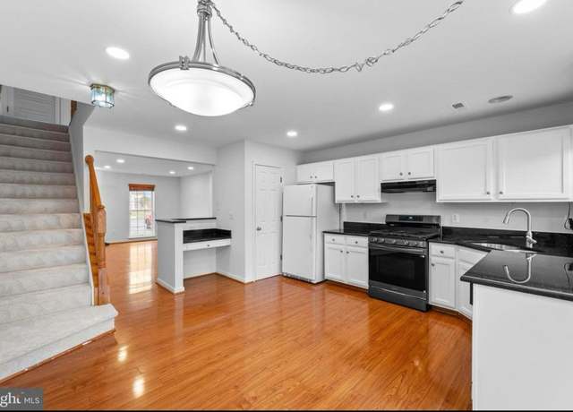 Photo of 42804 Pilgrim Sq, Chantilly, VA 20152
