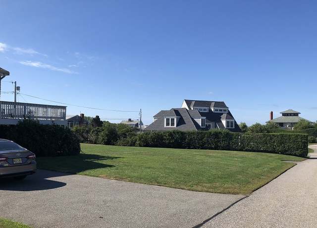 Photo of 17 Chartier Cir, Newport, RI 02840