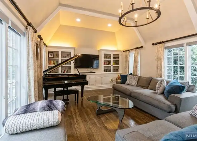 Property at 4 Knoll Rd, Tenafly, NJ, 07670, 4 beds, 3.5 baths, [object Object]