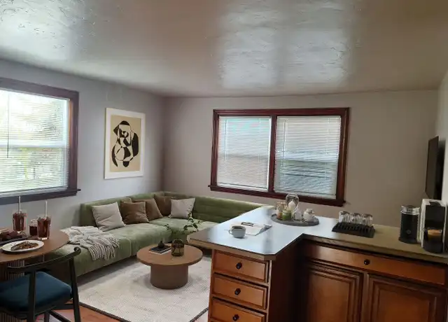 Property at 237 7th Ave W Unit 5, Kirkland, WA, 98033, 1 bed, 1 bath, [object Object]