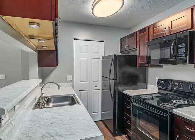 Property at Perry' Crossings Apartments - 1000 Valley Bluff Dr, Perrysburg, OH, 43551, 1-2 bed, 1-2 bath, [object Object]
