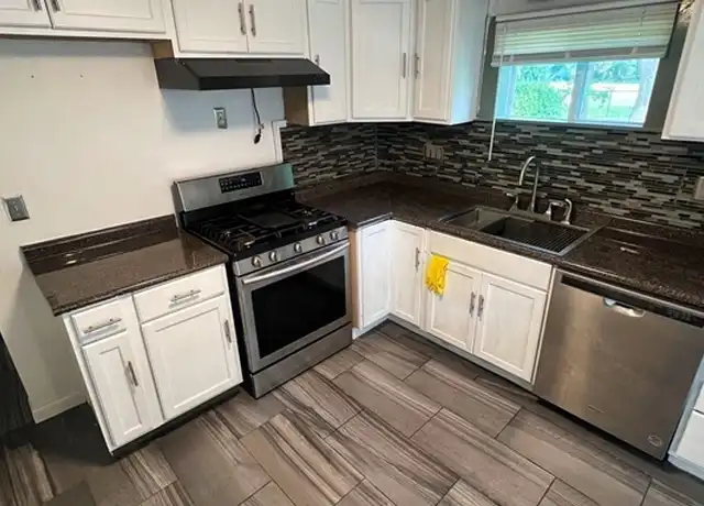 Property at 132 Miller St Unit 132, Springfield, MA, 01104, 4 beds, 1.5 baths, [object Object]