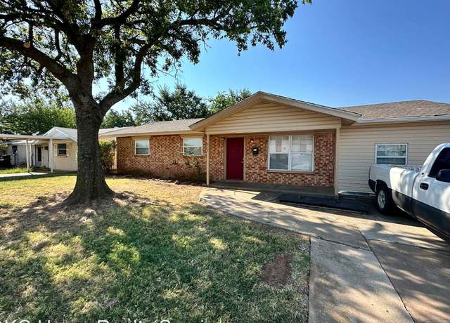 Photo of 812 NW 23rd St, Moore, OK 73160