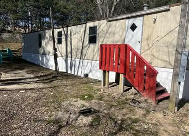 Property at 104 Cosmopolitan Ln, Hendersonville, NC, 28739, 3 beds, 2 baths, [object Object]