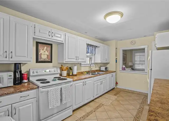 Property at 12 Hammond St, Newport, RI, 02840, 3 beds, 1 bath, [object Object]
