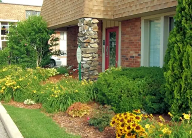Property at Hunt Club Apartments - 5600 Alexis Rd, Sylvania, OH, 43560, 1-2 bed, 1 bath, [object Object]