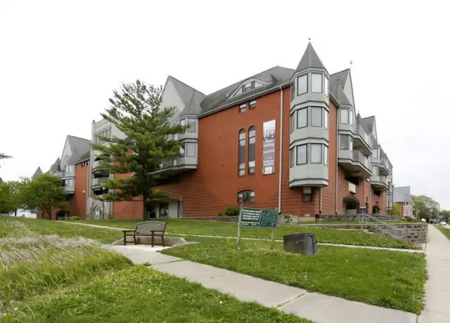 Property at Crestview Apartments, LLC [Colorado] - 1102 E Colorado Ave, Urbana, IL, 61801, 2 beds, 1 bath, [object Object]