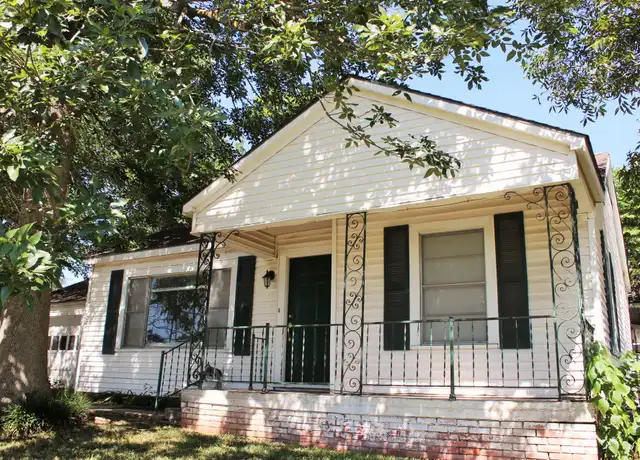 Property at 100 W Stone St, Brenham, TX, 77833, 3 beds, 1 bath, [object Object]