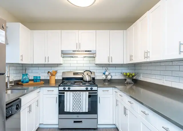 Photo of 1 Avalon Dr, Weymouth, MA 02188