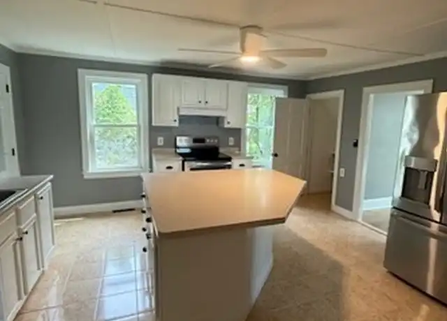 Property at 17 Davis St Unit 1, Plymouth, MA, 02360, 3 beds, 1 bath, [object Object]