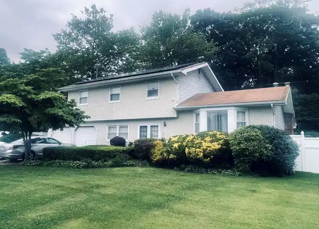 Property at 7 Heritage Ln, Wheatley Heights, NY, 11798, 4 beds, 2.5 baths, [object Object]