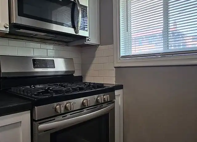 Property at 622 S 36th St Unit 8, Omaha, NE, 68105, 1 bed, 1 bath, [object Object]