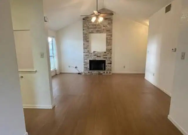 Property at 728 W San Antonio St, Lockhart, TX, 78644, 2 beds, 1 bath, [object Object]