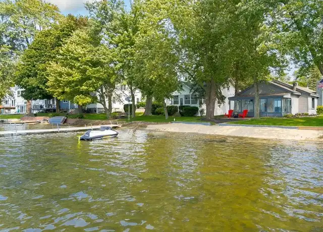 Property at 4297 Hunters Dr, Highland, MI, 48356, 3 beds, 1.5 baths, [object Object]