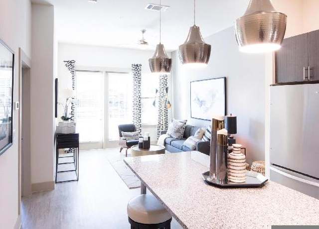 Photo of 901 N Zang Blvd, Dallas, TX 75208