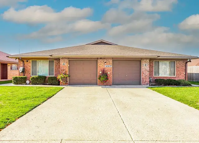 Photo of 1005 Parkwood Dr, Joliet, IL 60432