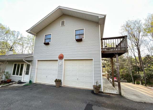 Photo of 9740 Deerhaven Ln, Great Falls, VA 22066