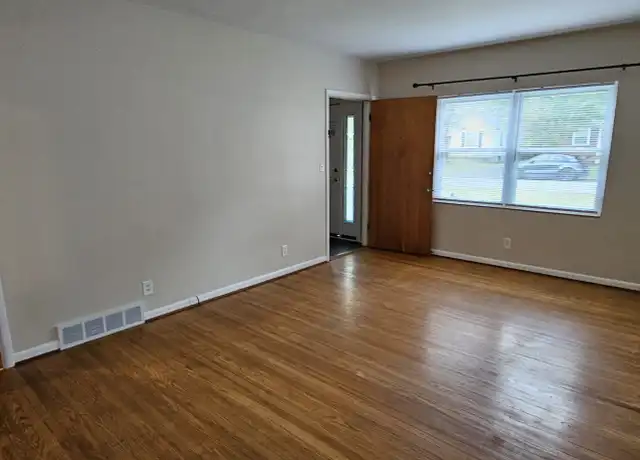 Property at 121 McArthur Dr, Louisville, KY, 40207, 1 bed, 1 bath, [object Object]