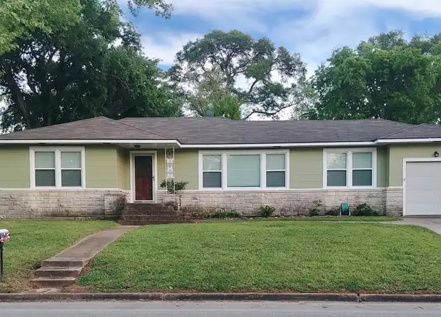 Property at 808 E Tom Green St, Brenham, TX, 77833, 3 beds, 1 bath, [object Object]