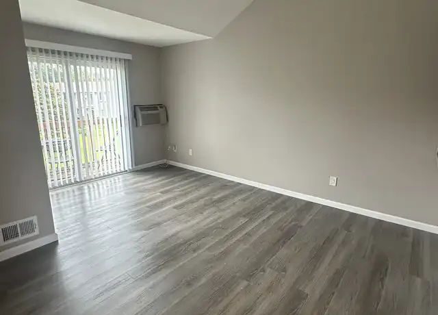 Property at 31745 Nardelli Ln #23, Roseville, MI, 48066, 1 bed, 1 bath, [object Object]