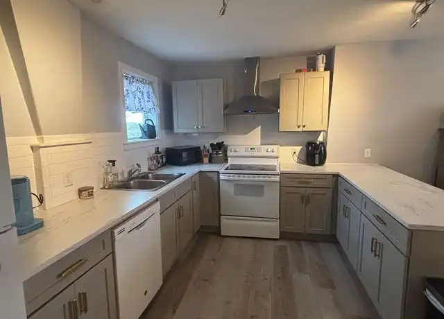 Property at 4 Pearl St Unit 5, Ayer, MA, 01432, 3 beds, 1 bath, [object Object]