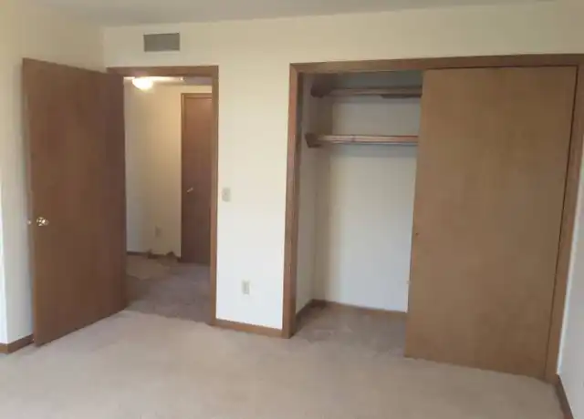 Property at 206 Stonewall Ct Apt 2, Nappanee, IN, 46550, 2 beds, 1 bath, [object Object]