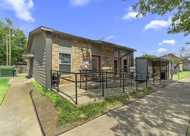 Property at Cleburne Plaza - 400 Phillips St, Cleburne, TX, 76033, 1-3 bed, 1-1.5 bath, Contact for Price